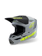 Kask Alpinestars S-M3 Youth Radium ECE 22.06, kask motocrossowy, matowy szary i czarny z fluorescencyjnymi żółtymi akcentami, wyraźne logo Alpinestars i logo gwiazdy, młodzieżowy sprzęt ochronny off-road