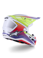 Kask Alpinestars S-M7 Fuse, kask motocrossowy, biały, żółty fluo i fioletowy połysk, żywa wielokolorowa grafika z gradientem i wyraźnym czarno-białym logo gwiazdy, aerodynamiczna skorupa kompozytowa ze zintegrowanymi otworami wentylacyjnymi, przeznaczony do wyścigów terenowych