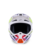 Alpinestars S-M7 Fuse Helmet, kask motocrossowy, biały, żółty fluo i fioletowy połysk, widok z przodu z licznymi wlotami powietrza, aerodynamiczna skorupa kompozytowa i pomarańczowy detal na osłonie szczęki