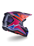Kask Alpinestars S-M7 Fuse, kask motocrossowy, błyszczące wykończenie w kolorach niebieskim, fioletowym i różowym z pomarańczowymi i czarnymi akcentami, widok z tyłu pod kątem trzech czwartych ukazujący aerodynamiczną skorupę, daszek i otwory wentylacyjne, profesjonalna ochrona do wyścigów off-road