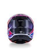 Kask Alpinestars S-M7 Fuse, kask motocrossowy, widok z tyłu, kolor Blue Purple Pink Glossy, żywe różowe i fioletowe grafiki na błyszczącej czarnej skorupie, otwory wentylacyjne i etykieta certyfikacji ECE 22.06