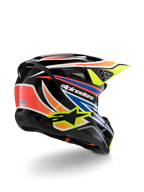 Kask Alpinestars S-M3 Youth Wurx, młodzieżowy kask motocrossowy, czarny z intensywnymi pomarańczowymi, czerwonymi, niebieskimi i jaskrawożółtymi akcentami, widok z tyłu pod kątem trzech czwartych ukazujący aerodynamiczną skorupę i otwory wentylacyjne, błyszczące wykończenie z wyraźnym brandingiem Alpinestars
