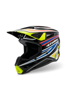 Kask Alpinestars S-M3 Youth Wurx ECE 22.06, kask motocrossowy, czarny połysk z fluorescencyjną żółcią, niebieskimi i czerwono-pomarańczowymi grafikami wyścigowymi, widok z trzech czwartych ukazujący aerodynamiczną skorupę z wlotami i wylotami powietrza, ochronny sprzęt off-road dla młodych motocyklistów