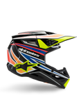 Kask Alpinestars S-M3 Youth Wurx, młodzieżowy kask motocrossowy, czarny z żółtymi, niebieskimi, czerwonymi i pomarańczowymi pasami, widok z boku z aerodynamicznym daszkiem i błyszczącym wykończeniem, białe logo Alpinestars i żółta grafika gwiazdy