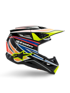 Kask Alpinestars S-M3 Youth Wurx, młodzieżowy kask motocrossowy, czarny z żółtymi, niebieskimi, czerwonymi i pomarańczowymi pasami, widok z boku z aerodynamicznym daszkiem i błyszczącym wykończeniem, białe logo Alpinestars i żółta grafika gwiazdy