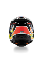 Alpinestars S-M3 Youth Wurx Helmet ECE 22.06, kask motocrossowy, widok z tyłu, czarny z czerwonymi, fluorescencyjnymi żółtymi i niebieskimi grafikami, wyraziste kanciaste wzory, logo gwiazdy, naklejka certyfikacyjna ECE 22.06, przeznaczony do młodzieżowych wyścigów terenowych