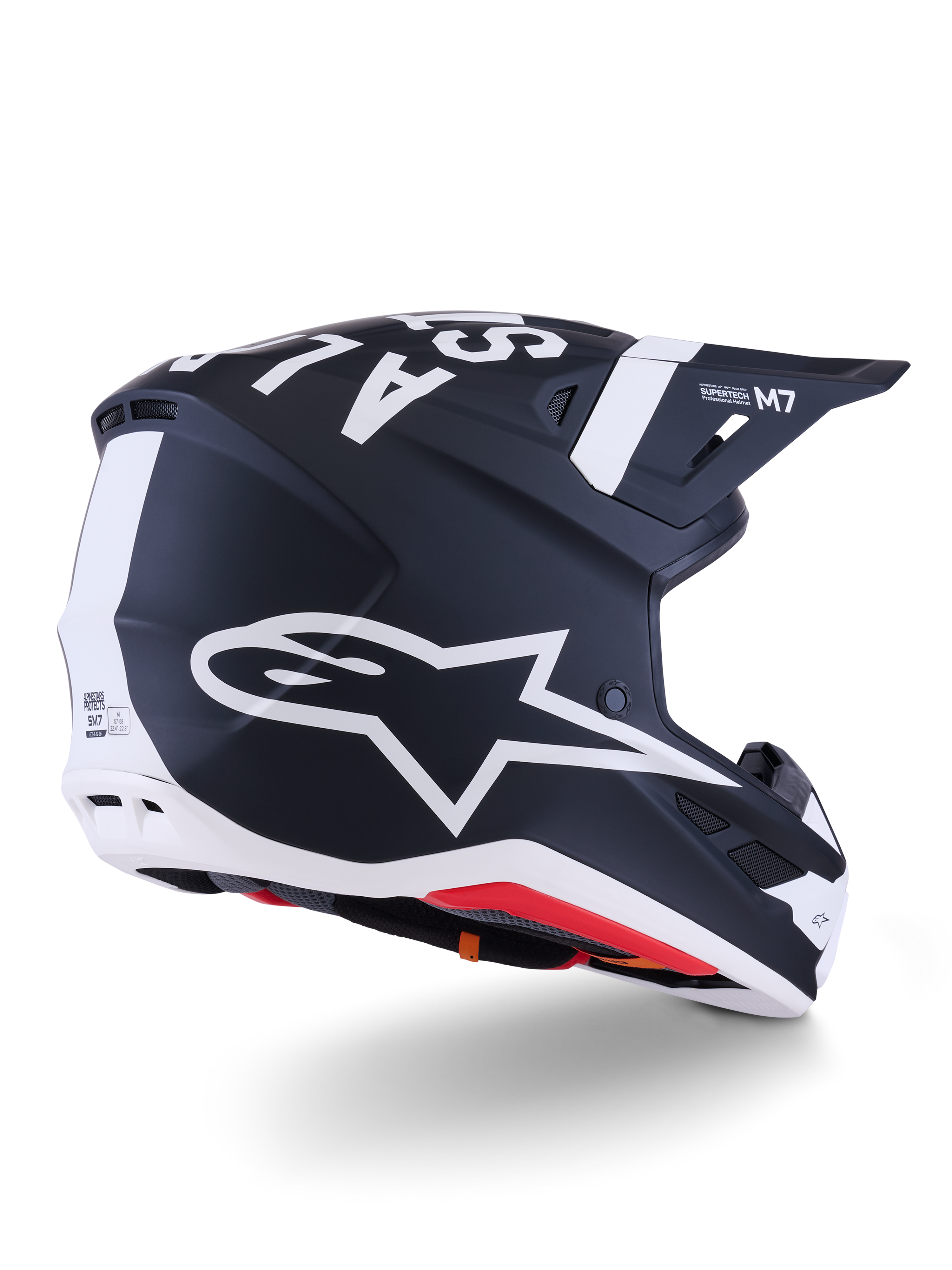 Kask Alpinestars S-M7 Dasher, kask motocrossowy, matowy czarno-biały, widok z tyłu pod kątem trzech czwartych z dużym białym logo A-star z boku, wyraźnym białym brandingiem na górze, aerodynamiczną konstrukcją skorupy z widocznymi otworami wentylacyjnymi i czerwoną wyściółką.