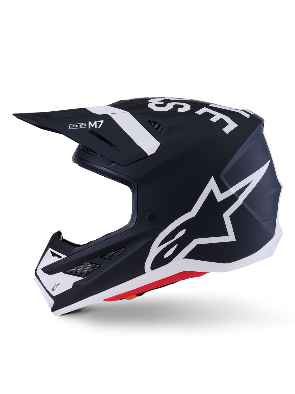 Kask Alpinestars S-M7 Dasher ECE 22.06, czarny mat i biały, profil boczny z dużym białym logo Alpinestars, aerodynamiczna skorupa kompozytowa z otworami wentylacyjnymi i czerwonym wykończeniem dolnej krawędzi, profesjonalna ochrona głowy do motocrossu