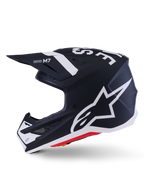 Kask Alpinestars S-M7 Dasher ECE 22.06, czarny mat i biały, profil boczny z dużym białym logo Alpinestars, aerodynamiczna skorupa kompozytowa z otworami wentylacyjnymi i czerwonym wykończeniem dolnej krawędzi, profesjonalna ochrona głowy do motocrossu