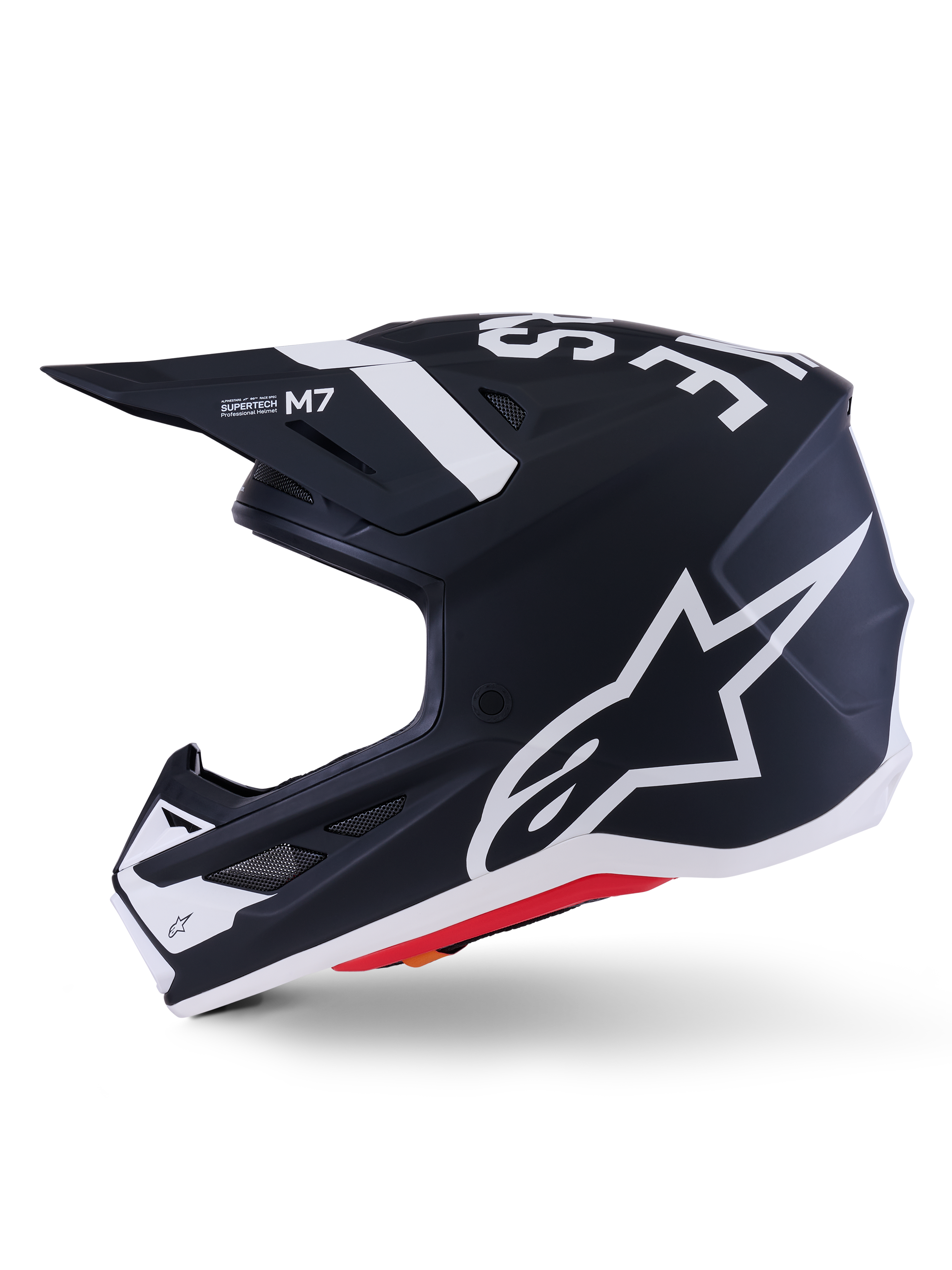 Kask Alpinestars S-M7 Dasher ECE 22.06, czarny mat i biały, profil boczny z dużym białym logo Alpinestars, aerodynamiczna skorupa kompozytowa z otworami wentylacyjnymi i czerwonym wykończeniem dolnej krawędzi, profesjonalna ochrona głowy do motocrossu