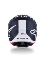 Kask Alpinestars S-M7 Dasher, kask motocrossowy, czarny matowy i biały z czerwonymi akcentami, widok z tyłu z wyraźnym logo gwiazdy i centralnym białym pasem, aerodynamiczny design do wyścigów off-road