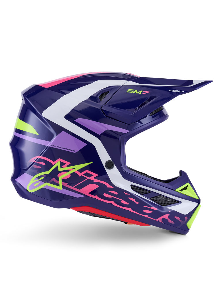 Kask Alpinestars S-M7 Deed, kask motocrossowy, fioletowo-różowy błyszczący, widok z profilu, białe i limonkowo-zielone akcenty graficzne, branding SM7 i wyraźne logo Alpinestars, aerodynamiczna konstrukcja kompozytowej skorupy do wyścigów off-road