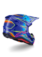 Kask Alpinestars S-M7 Cast, kask motocrossowy, błyszczący niebieski, różowy i żółty fluo, widok z tyłu pod kątem trzech czwartych ukazujący aerodynamiczną skorupę z wyrazistymi kanciastymi grafikami, różowe logo Astar i zintegrowane otwory wentylacyjne do wyścigów off-road