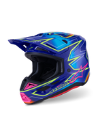 Kask Alpinestars S-M7 Cast ECE 22.06, kask motocrossowy, niebieski, różowy i żółty fluo z połyskiem, widok z boku pod kątem, aerodynamiczna skorupa z licznymi otworami wentylacyjnymi, dynamiczna grafika z różowymi akcentami i neonowo żółtymi konturami