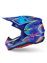 Alpinestars S-M7 Cast Helmet, kask motocrossowy, niebieski z różowymi i żółtymi błyszczącymi akcentami fluo, widok z boku prezentujący aerodynamiczną skorupę kompozytową, zintegrowane otwory wentylacyjne, różowe logo z gwiazdą i żółte oznaczenia marki, zaprojektowany z myślą o ochronie w wyścigach terenowych.