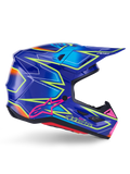 Kask Alpinestars S-M7 Cast, kask motocrossowy, niebieski, różowy i żółty fluo z połyskiem, widok z boku prezentujący wyraziste wzory geometryczne, różowe logo Alpinestars oraz wentylowaną aerodynamiczną skorupę.