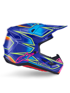 Kask Alpinestars S-M7 Cast, kask motocrossowy, niebieski, różowy i żółty fluo z połyskiem, widok z boku prezentujący wyraziste wzory geometryczne, różowe logo Alpinestars oraz wentylowaną aerodynamiczną skorupę.
