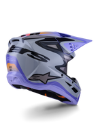 Alpinestars S-M3 Jettson Helmet ECE 22.06, kask motocrossowy, szary, fioletowy i czarny z połyskiem, widok z tyłu pod kątem trzech czwartych ukazujący aerodynamiczną termo-wtryskiwaną skorupę z otworami wentylacyjnymi i wyrazistym projektem graficznym