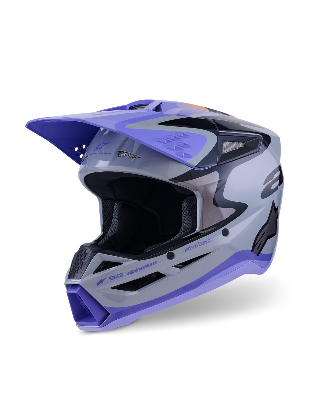 Kask Alpinestars S-M3 Jettson ECE 22.06, kask motocrossowy, szaro-fioletowy i czarny błyszczący, widok z przodu pod kątem trzech czwartych z fioletowym daszkiem, czarnymi akcentami marki i licznymi otworami wentylacyjnymi zapewniającymi wydajność w terenie