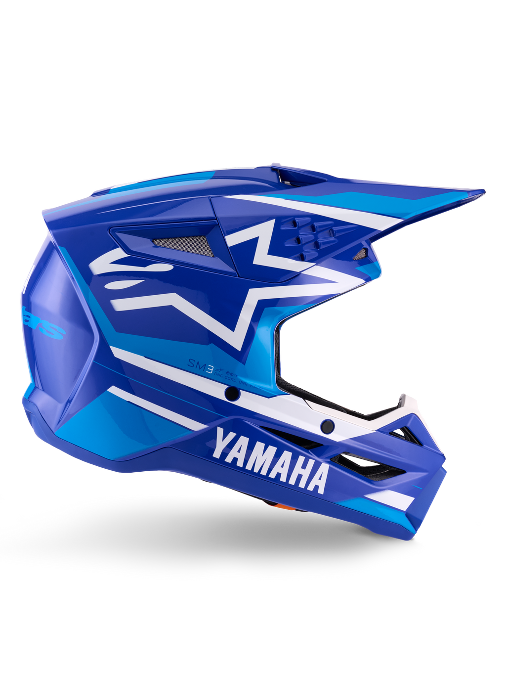 Alpinestars Yamaha S-M3 Helmet ECE 22.06, kask motocrossowy, niebieski i biały z połyskiem, wyraziste logo Yamaha i geometryczne wzory, aerodynamiczny design z czarnymi siatkowymi otworami wentylacyjnymi i spiczastym daszkiem, profesjonalny sprzęt off-road