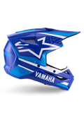 Alpinestars Yamaha S-M3 Helmet ECE 22.06, kask motocrossowy, niebieski i biały z połyskiem, wyraziste logo Yamaha i geometryczne wzory, aerodynamiczny design z czarnymi siatkowymi otworami wentylacyjnymi i spiczastym daszkiem, profesjonalny sprzęt off-road