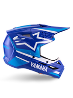 Alpinestars Yamaha S-M3 Helmet ECE 22.06, kask motocrossowy, niebieski i biały z połyskiem, wyraziste logo Yamaha i geometryczne wzory, aerodynamiczny design z czarnymi siatkowymi otworami wentylacyjnymi i spiczastym daszkiem, profesjonalny sprzęt off-road