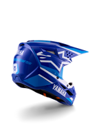 Kask motocrossowy Alpinestars Yamaha S-M3 Youth, niebiesko-biały błyszczący, z wyraźnym brandingiem Yamaha z boku i z tyłu, aerodynamiczna konstrukcja skorupy z tylną wentylacją, ochrona głowy off-road dla młodzieży, widok z tyłu pod kątem 3/4.