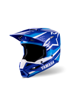 Młodzieżowy kask motocrossowy Alpinestars Yamaha S-M3, niebiesko-białe błyszczące wykończenie, z wyraźnymi logotypami Yamaha i Alpinestars, aerodynamiczną konstrukcją daszka, szerokim otworem na gogle i wentylowaną szczęką dla lepszej wydajności w wyścigach terenowych.