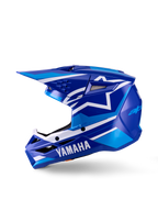 Młodzieżowy kask motocrossowy Yamaha S-M3, kask motocrossowy, niebiesko-biały błyszczący, widok z boku, wyraźne logo Yamaha na osłonie podbródka i logo gwiazdy Alpinestars, smukła aerodynamiczna skorupa z licznymi otworami wentylacyjnymi i zintegrowanym daszkiem
