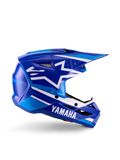 Młodzieżowy kask motocrossowy Yamaha S-M3, niebiesko-biały błyszczący, widok z boku z wyraźnym brandingiem Yamaha i logo gwiazdy Alpinestars, geometryczny wzór z jasnoniebieskimi akcentami, wentylowana skorupa z długim daszkiem, ochrona głowy off-road z certyfikatem ECE 22.06