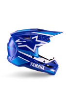 Młodzieżowy kask motocrossowy Yamaha S-M3, niebiesko-biały błyszczący, widok z boku z wyraźnym brandingiem Yamaha i logo gwiazdy Alpinestars, geometryczny wzór z jasnoniebieskimi akcentami, wentylowana skorupa z długim daszkiem, ochrona głowy off-road z certyfikatem ECE 22.06