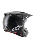 Alpinestars S-M5 Solid Helmet ECE 22.06, czarny matowy kask motocrossowy, widok z profilu boczno-tylnego z białym logo Alpinestars, licznymi otworami wentylacyjnymi i zintegrowanym daszkiem dla ochrony w terenie