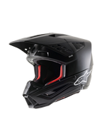 Alpinestars S-M5 Solid Helmet ECE 22.06, kask motocrossowy, czarny mat, widok z trzech czwartych, białe logo Alpinestars z boku, czerwona wyściółka wewnętrzna, aerodynamiczny design z wieloma otworami wentylacyjnymi