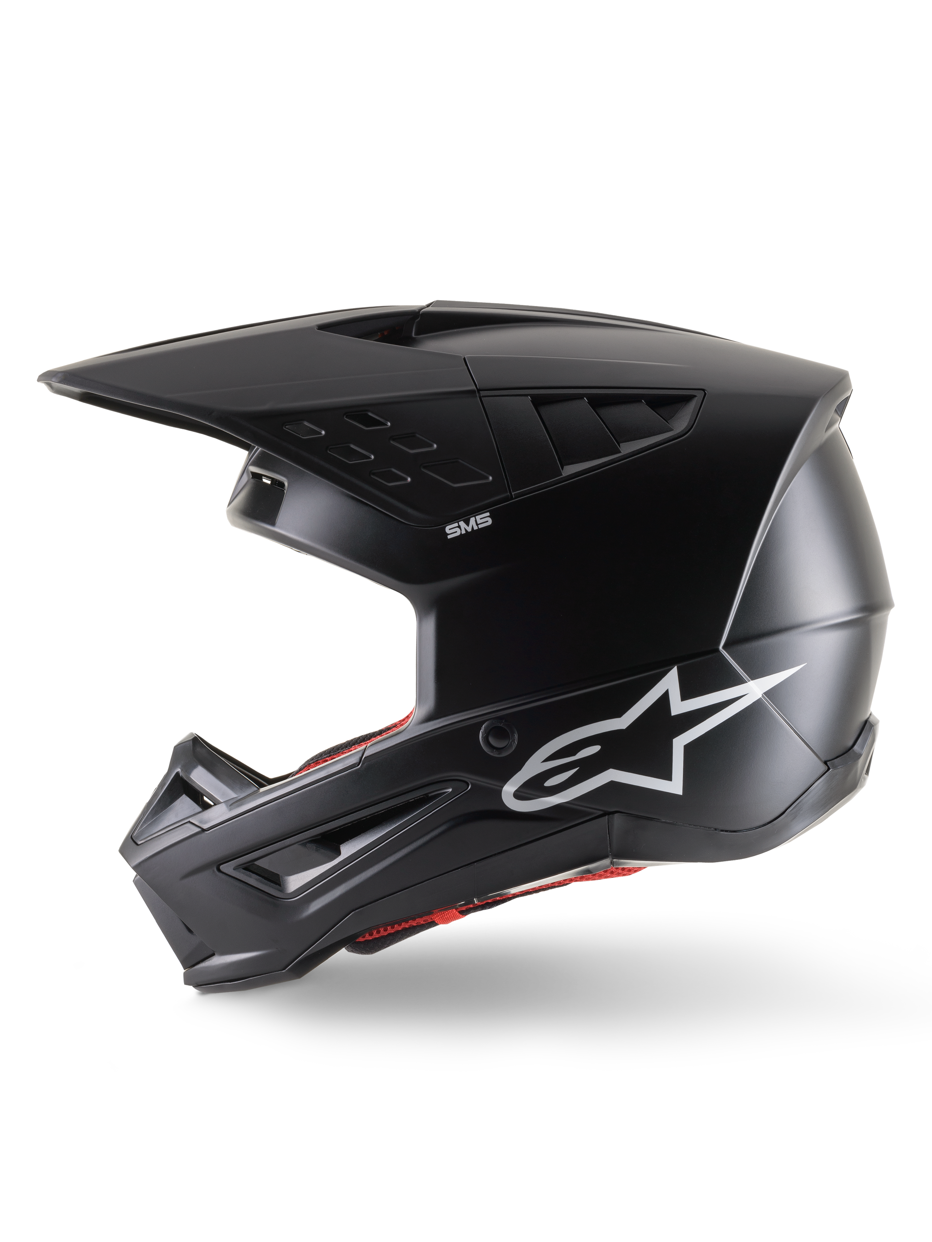 Alpinestars S-M5 Solid Helmet ECE 22.06, kask motocrossowy, czarny mat, widok z profilu, eleganckie matowe wykończenie, białe logo Alpinestars z boku, czerwona wyściółka wewnętrzna, aerodynamiczna skorupa ze zintegrowanymi otworami wentylacyjnymi