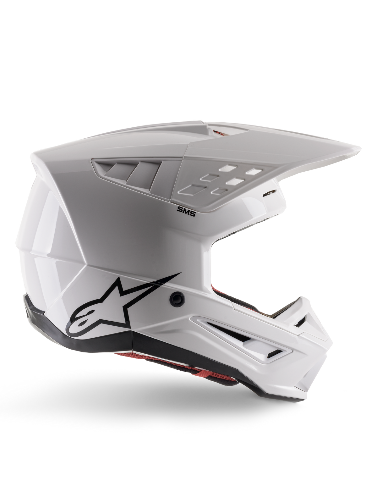 Alpinestars S-M5 Solid Helmet ECE 22.06, kask motocrossowy, biały błyszczący, profil boczny o kanciastym aerodynamicznym designie, wydatny daszek, zintegrowane otwory wentylacyjne, czarne logo Astars z tyłu i widoczna czerwona wyściółka wewnętrzna