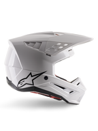 Alpinestars S-M5 Solid Helmet ECE 22.06, kask motocrossowy, biały błyszczący, profil boczny o kanciastym aerodynamicznym designie, wydatny daszek, zintegrowane otwory wentylacyjne, czarne logo Astars z tyłu i widoczna czerwona wyściółka wewnętrzna