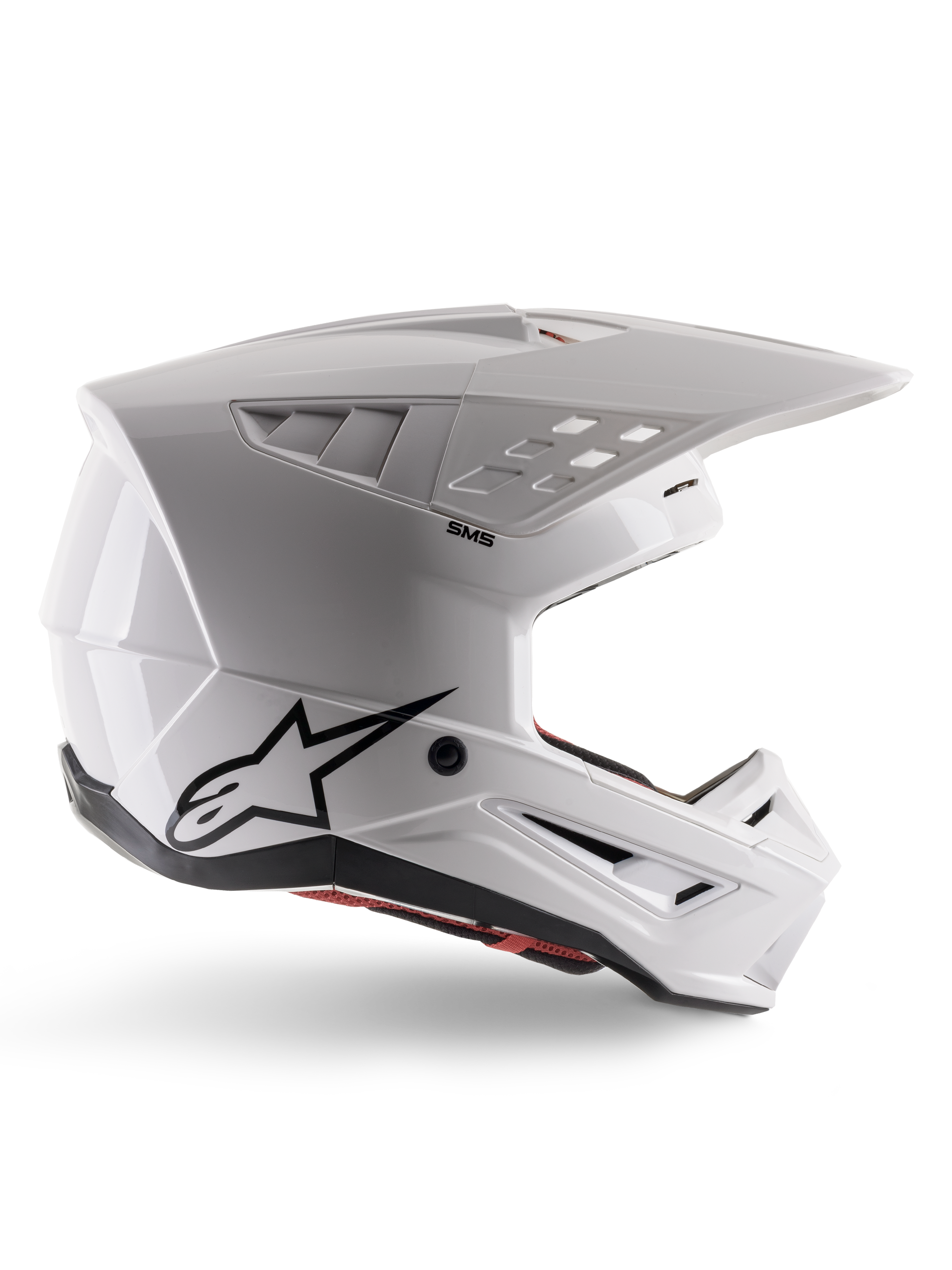 Alpinestars S-M5 Solid Helmet ECE 22.06, kask motocrossowy, biały błyszczący, profil boczny o kanciastym aerodynamicznym designie, wydatny daszek, zintegrowane otwory wentylacyjne, czarne logo Astars z tyłu i widoczna czerwona wyściółka wewnętrzna