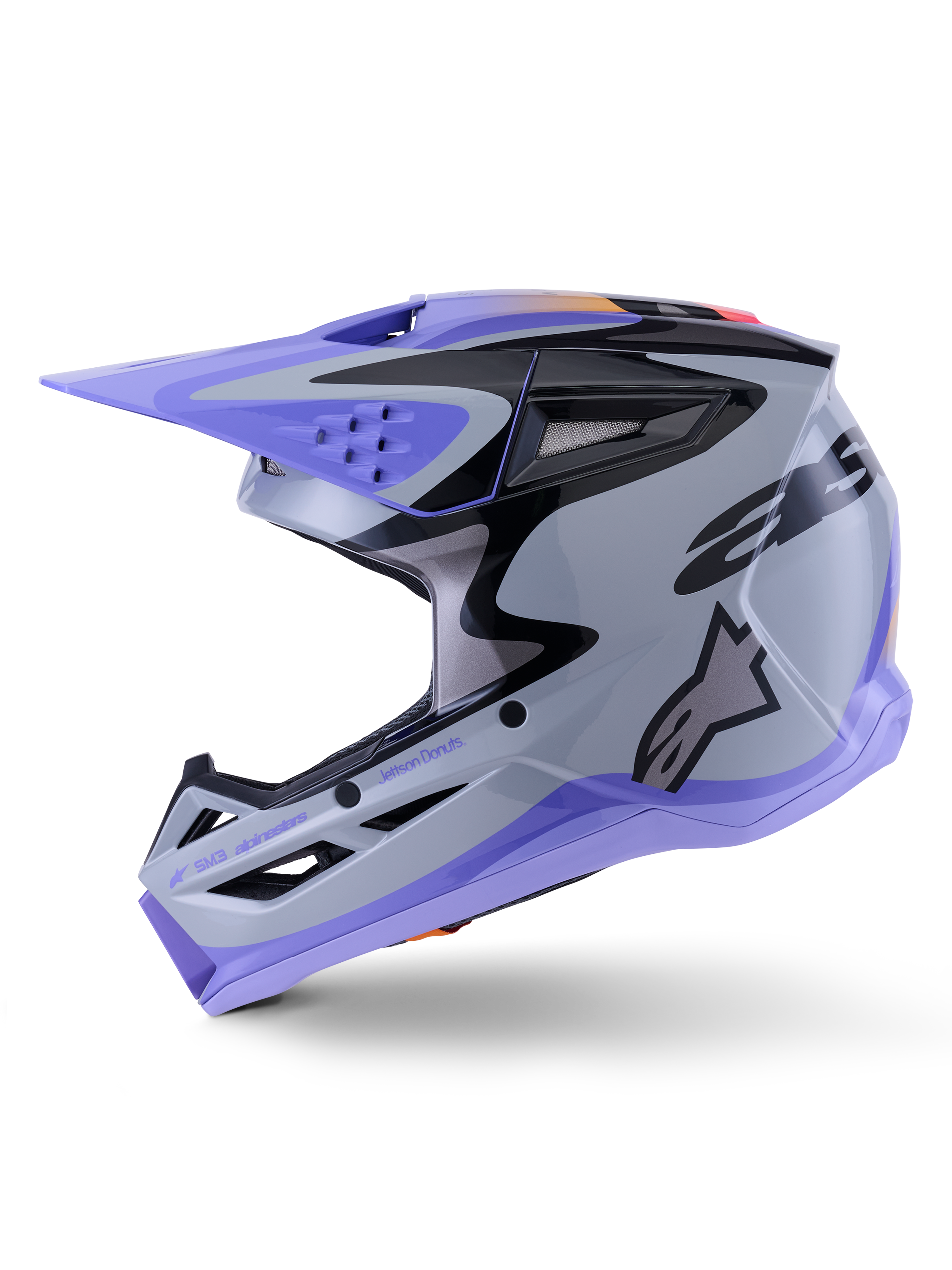Kask Alpinestars S-M3 Jettson, kask motocrossowy, szaro-fioletowo-czarny błyszczący, widok z profilu z nowoczesną grafiką i regulowanym daszkiem, z wieloma otworami wentylacyjnymi i brandingiem Alpinestars, zaawansowana ochrona off-road