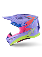 Kask Alpinestars Supertech M10 Jett Lawrence R01, kask motocrossowy, fioletowy z różowymi i neonowymi żółtymi akcentami, widok z boku przedstawiający aerodynamiczną skorupę z włókna węglowego, srebrne logo gwiazdy, liczne otwory wentylacyjne i wyrazisty design graficzny do profesjonalnych wyścigów motocrossowych.
