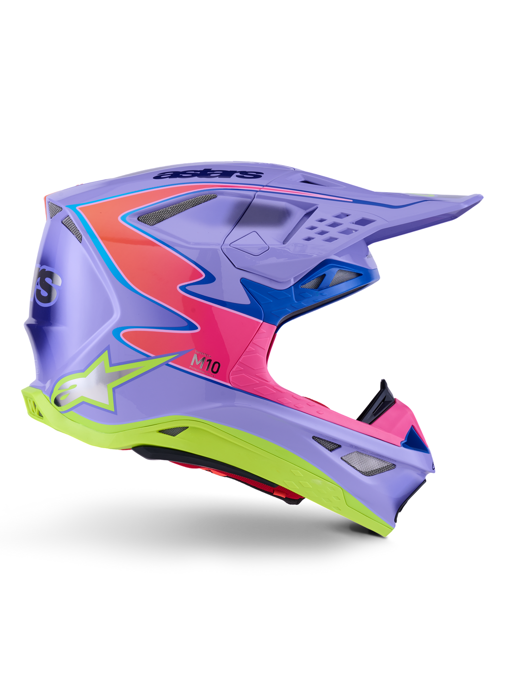 Kask Alpinestars Supertech M10 Jett Lawrence R01, kask motocrossowy, fioletowy z różowymi i neonowożółtymi akcentami, profil boczny prezentujący aerodynamiczną skorupę z włókna węglowego, liczne otwory wentylacyjne i wyraźny branding Alpinestars