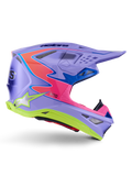 Kask Alpinestars Supertech M10 Jett Lawrence R01, kask motocrossowy, fioletowy z różowymi i neonowożółtymi akcentami, profil boczny prezentujący aerodynamiczną skorupę z włókna węglowego, liczne otwory wentylacyjne i wyraźny branding Alpinestars