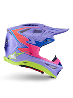 Kask Alpinestars Supertech M10 Jett Lawrence R01, kask motocrossowy, fioletowy z różowymi i neonowożółtymi akcentami, profil boczny prezentujący aerodynamiczną skorupę z włókna węglowego, liczne otwory wentylacyjne i wyraźny branding Alpinestars