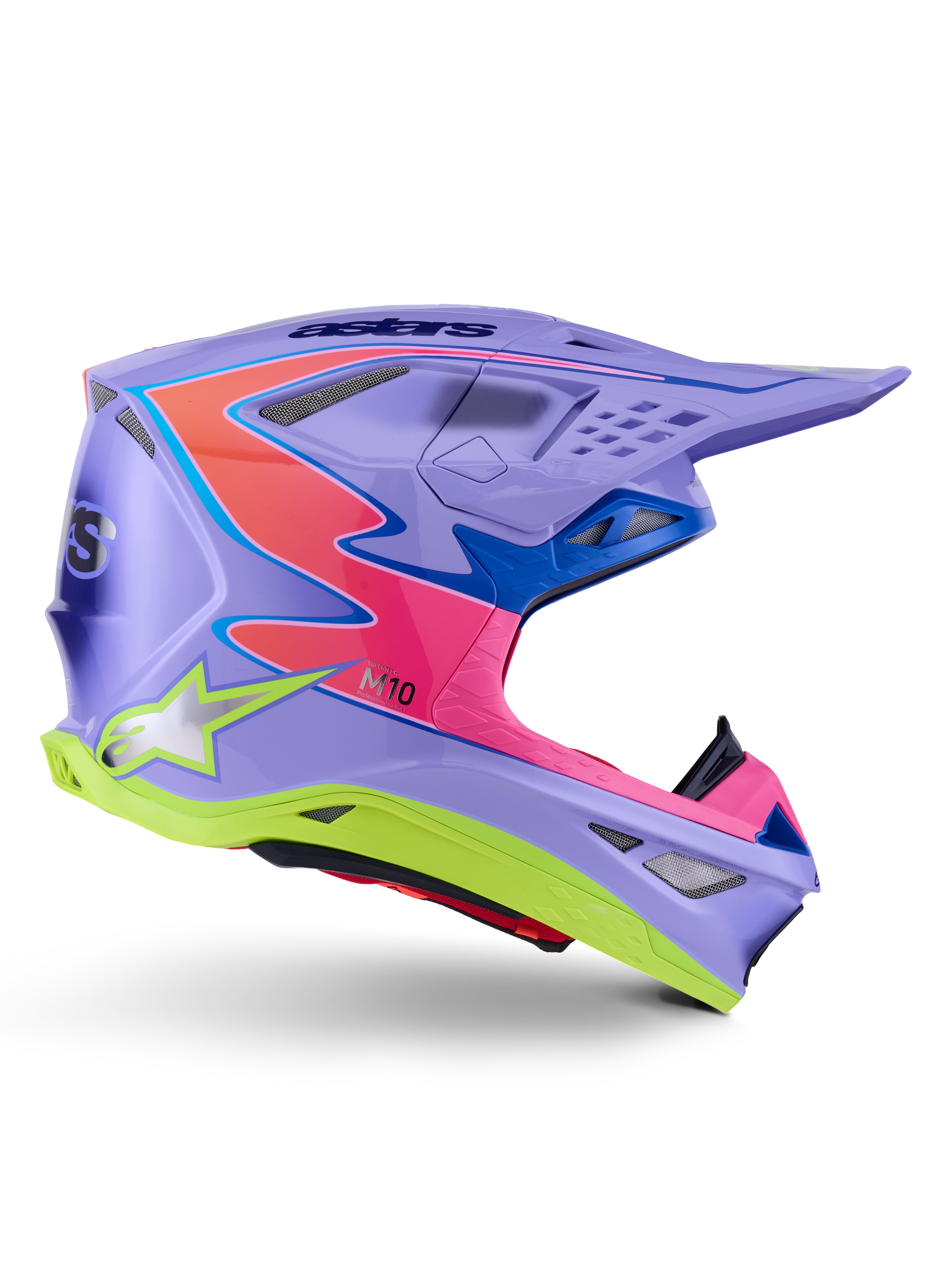 Kask Alpinestars Supertech M10 Jett Lawrence R01, kask motocrossowy, fioletowy z różowymi i neonowożółtymi akcentami, profil boczny prezentujący aerodynamiczną skorupę z włókna węglowego, liczne otwory wentylacyjne i wyraźny branding Alpinestars