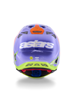 Kask Alpinestars Supertech M10 Jett Lawrence R01, kask motocrossowy, fioletowo-różowy i fluorescencyjny żółty, widok z tyłu z wyraźnym białym logo astars, podpisem Jetta Lawrence'a i licznymi otworami wentylacyjnymi, smukły aerodynamiczny design do wyścigów off-road