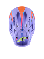 Kask Alpinestars Supertech M10 Jett Lawrence R01, kask motocrossowy, fioletowy z różowymi i pomarańczowymi grafikami, widok z góry ukazujący otwory wentylacyjne i aerodynamiczną skorupę, neonowożółte logo gwiazdy na daszku, zaawansowana konstrukcja z włókna węglowego do wyścigów terenowych
