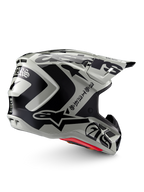 Kask Alpinestars Limited Edition S-M7 Wolf Dust, kask motocrossowy, Dune Black Glossy, jasnoszara skorupa z wyrazistą czarną grafiką Alpinestars i tekstem w stylu gotyckim, opływowy aerodynamiczny design z licznymi otworami wentylacyjnymi, czerwona wyściółka wewnętrzna, wysokowydajna ochrona głowy off-road