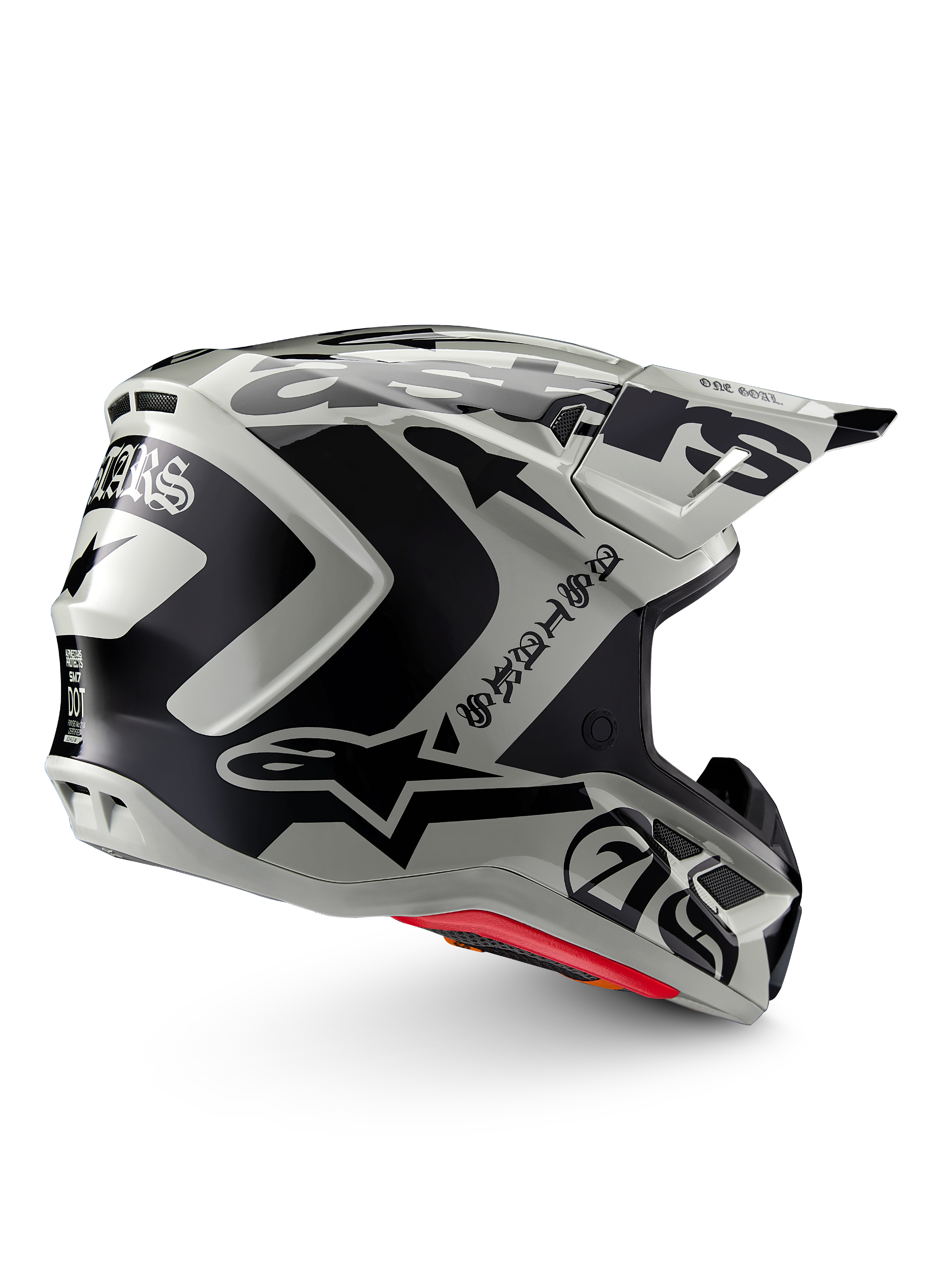Kask Alpinestars Limited Edition S-M7 Wolf Dust, kask motocrossowy, Dune Black Glossy, jasnoszara skorupa z wyrazistą czarną grafiką Alpinestars i tekstem w stylu gotyckim, opływowy aerodynamiczny design z licznymi otworami wentylacyjnymi, czerwona wyściółka wewnętrzna, wysokowydajna ochrona głowy off-road