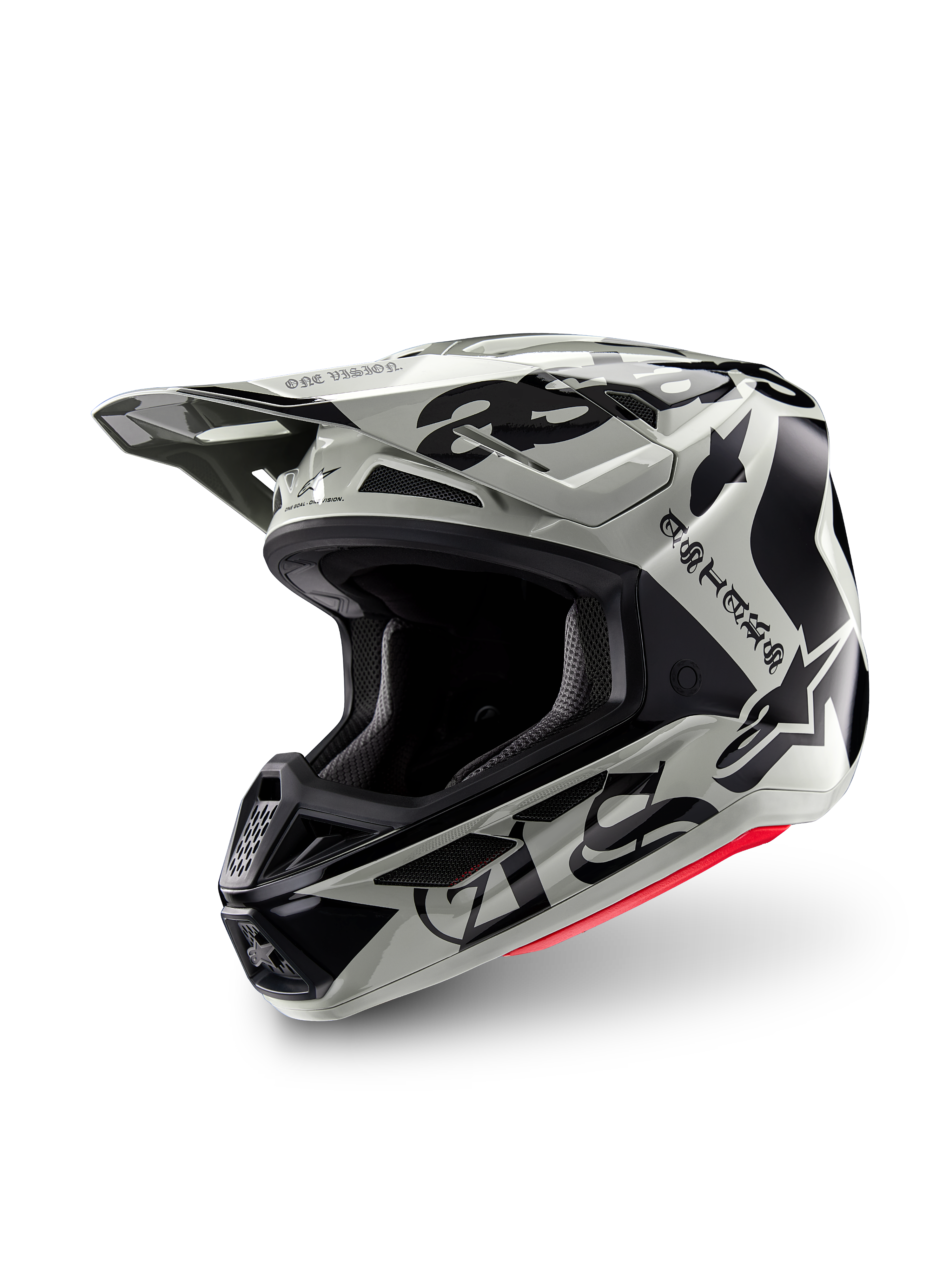 Kask Alpinestars Limited Edition S-M7 Wolf Dust, kask motocrossowy, Dune Black Glossy, jasnoszara skorupa z czarnym gotyckim napisem „ASTARS” i logo gwiazdy, czerwony akcent na dolnej krawędzi, wyposażony w wysokowydajny daszek i liczne wloty powietrza, widok z przodu pod kątem trzech czwartych