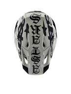 Kask Alpinestars Limited Edition S-M7 Wolf Dust, widok z góry, połyskujące wykończenie w kolorach Dune i czarnym, z wyrazistą typografią w stylu gotyckim na górze skorupy i detalami One Goal One Vision, profesjonalna ochrona głowy do wyścigów motocrossowych