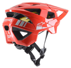 Kask MTB Alpinestars Vector Tech A2, kask rowerowy górski, jasnoczerwony i jasnoszary z połyskiem, 19 otworów wentylacyjnych, białe logo, żółta wyściółka MIPS, regulowany czarny pasek podbródkowy, wytrzymały i lekki, zapewnia ochronę w terenie